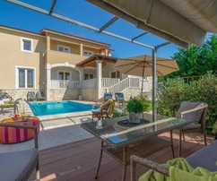 Istria, zona di Poreč, spaziosa villa con vista panoramica in vendita