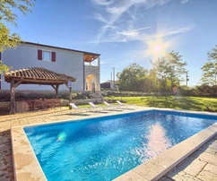 Istrie, oblast Poreč, rustikální istrijská vila s bazénem a prostorným dvorem na prodej