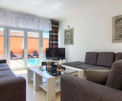 Tágas medulini otthon úszómedencével várja új tulajdonosát Horvátországban