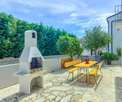 Apartment house with 4 residential units, 140 meters to Prezida beach