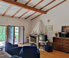 SAMOSTATNE STOJACI DOM S PRIESTRANNOU ZÁHRADOU, NA TICHOM MIESTE!