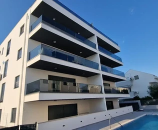 Čiovo, Okrug Gornji, kétszobás lakás 73 m2 + tetőterasz 74 m2, új építésű