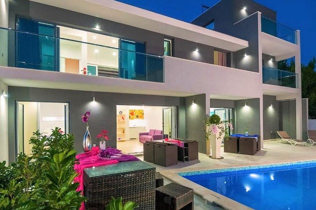 Luxusvilla in Rogoznica mit Pool und Meerblick