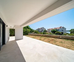 Moderno appartamento con tre camere da letto in vendita con giardino e vista mare a Rab in Croazia