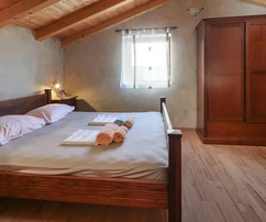 Künstlerisch gestaltetes, rustikales Haus auf Krk zu verkaufen in Kroatien