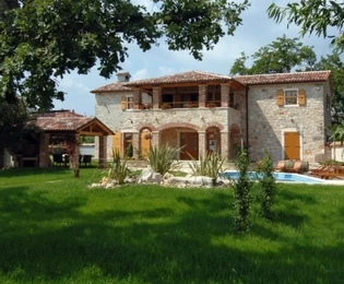 Istrijská kamenná vila, vila s bazénem, oblast Poreč.