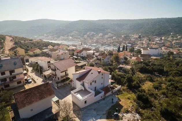 <p>Marina, a központhoz közel, 411 m2-es ház 3 nagy lakással és garázzsal</p>