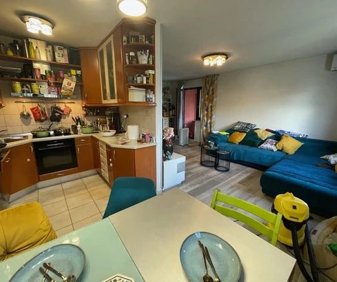 Trogir, apartamento de tres habitaciones de 90 m2 con logia y leñera en la primera planta