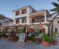 Incantevole proprietà sul mare con ristorante a Rogoznica