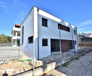 Vodice - *NUOVA COSTRUZIONE* appartamento duplex con giardino, terrazza sul tetto