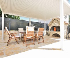 Dom z basenem na sprzedaż w Tribunju