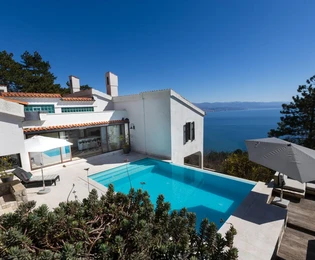 Villa con piscina a sfioro in vendita a Opatija in Croazia