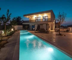 Villa moderna en Volme, Medulin, cerca del mar con una piscina única