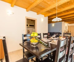 NUOVA VILLA CON PISCINA, IN ZONA TRANQUILLA!