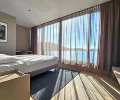 Tisno, villa moderne avec piscine, première ligne en bord de mer