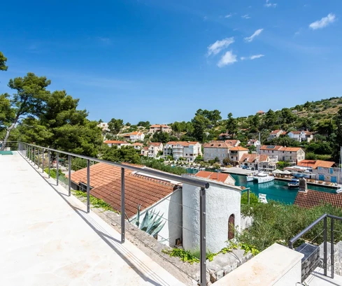 Jedinečný dům k prodeji v Milně na ostrově Brač v Chorvatsku