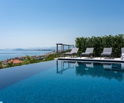 Villa di lusso con vista mare vicino a Spalato: moderna e spaziosa