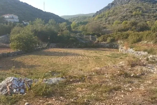 Seget Vranjica, építési telek 1200 m2, 350 m-re a tengertől