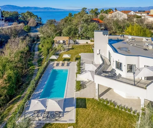 NEWLY RENOVATED LUXURY VILLA WITH TWO APARTMENTS, IN AN EXCLUSIVE LOCATION, 100 M FROM THE SEA!