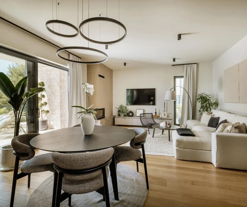 Istrie, environs de Poreč, maison jumelée luxueusement meublée avec piscine