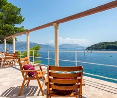 Vila na predaj v prvej línii pri mori na ostrove Koločep v Chorvátsku