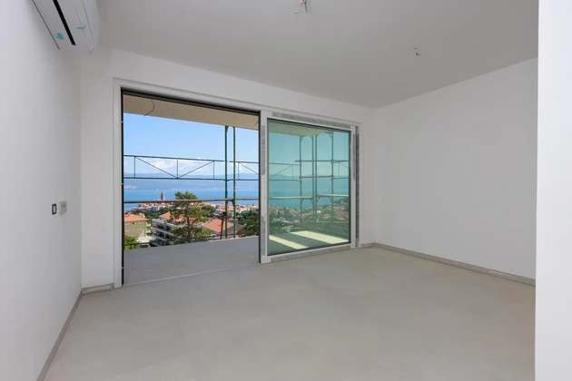 Wyspa Krk, Vrbnik, apartament w nowo wybudowanej nieruchomości z ogrodem, basenem i widokiem na morze