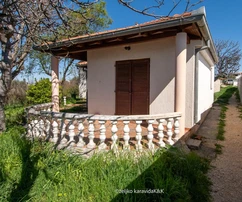 Casa fronte mare in vendita a Zara Karma, posizione privilegiata direttamente sul mare in Croazia