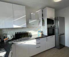 Istra, Kaštelir, Kuća u nizu s pogledom na more na prodaju