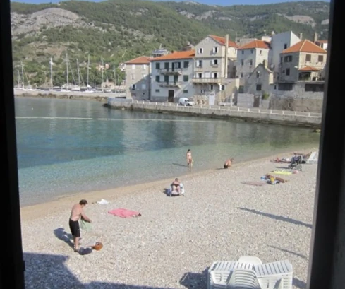 Casa tradicional de piedra en venta justo en la playa de Komiža en Croacia