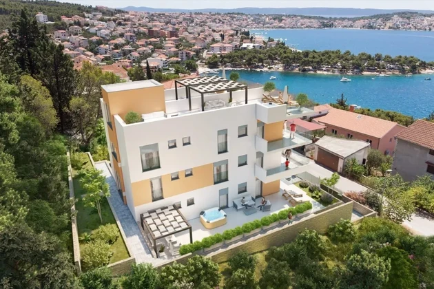 Trogir, Čiovo, 2-izbový penthouse 72 m2 + strešná terasa 74 m2, výhľad na more