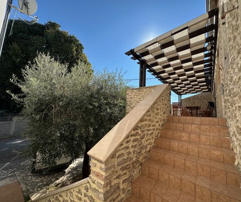 Tágas lakás eladó egy kőből épült házban Arbanasiban Horvátországban