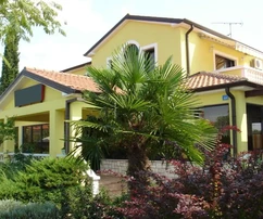 Zona di Umag: Opportunità di investimento unica con edificio commerciale e casa di appartamenti