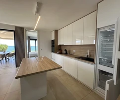Chorvátsko - Ostrov Pag - Povljana | Apartmán v prvej línii pri mori s bazénom a záhradou