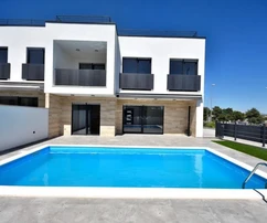 Vodice - NOUVELLE CONSTRUCTION maison bifamiliale D avec piscine