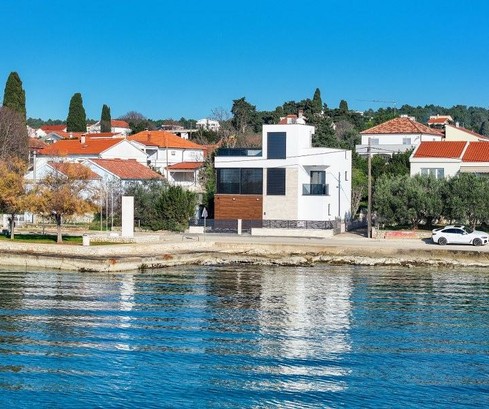 Modern új villa közvetlenül a tengerparton eladó Horvátországban
