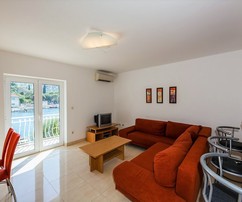 Brač szigetén, tengerparti családi ház több lakóegységgel