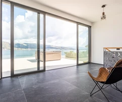 Luxusvilla in erster Meereslinie in Okrug zu verkaufen in Kroatien