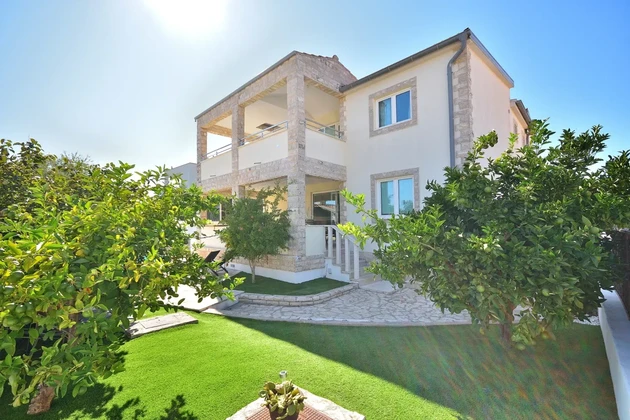 Vodice - dom z trzema apartamentami, basen, widok na morze