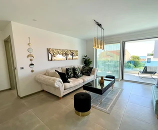 APPARTEMENT MODERNE AVEC PISCINE ET VUE SUR LA MER, DANS UN EMPLACEMENT ATTRACTIF !