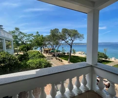 APPARTEMENT AU PREMIER ÉTAGE DE LA VILLA, EN PREMIÈRE LIGNE SUR LA PLAGE !