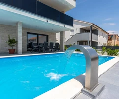 Villa con piscina en venta en la isla de Vir en Croacia