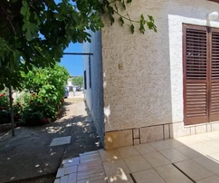 Vir, maison d'appartements avec 3 unités, grand terrain et potentiel pour une piscine près du centre