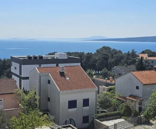 Penthouse with roof terrace and sea view, 250 m from the beach!
