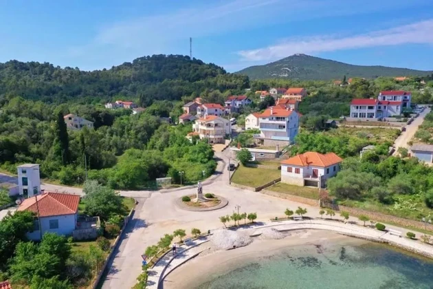 Maison d'appartements à vendre sur l'île d'Ugljan, localité de Lukoran