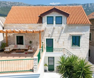 Kamenný dům přímo u moře na prodej v Kaštele v Chorvatsku