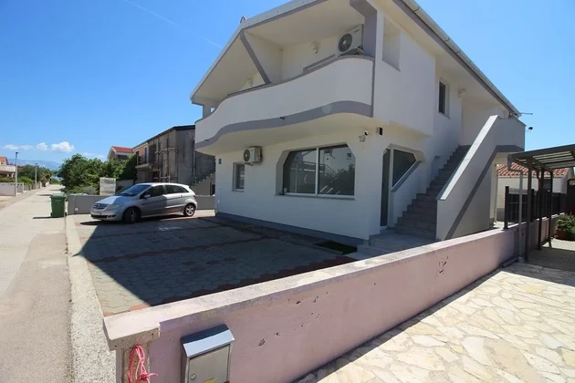 Ground floor of a house with part of the yard, south side, 400 meters to the sea