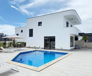 Exclusif ! Malinska - Maison jumelée avec piscine à 150 m de la plage