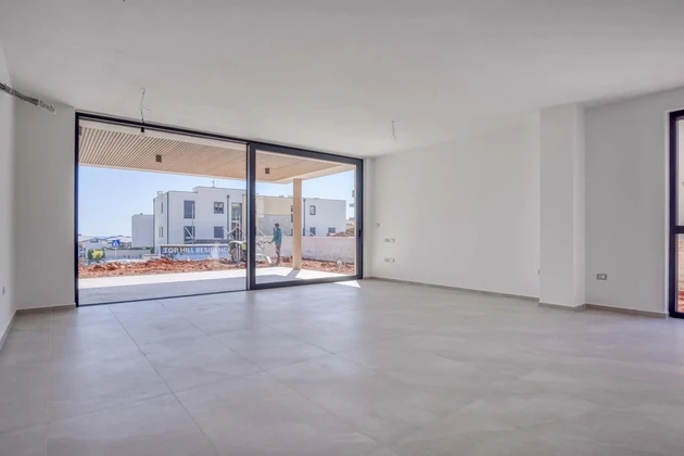 Apartamento en venta en Novigrad con jardín y estacionamiento en Croacia