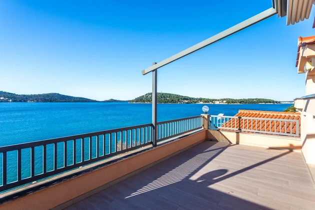 Direkt am Meer in Rogoznica steht ein Haus zum Verkauf in Kroatien