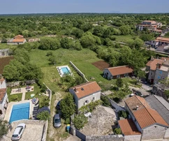 Domaine avec deux maisons en pierre et une piscine disponible à l'achat en Croatie